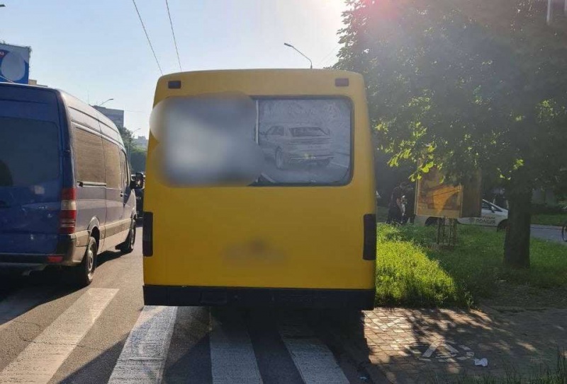 Зачепиш пішохода: у Чернівцях автобус спричинив ДТП