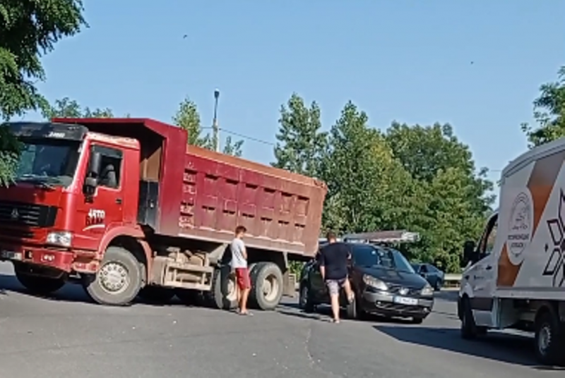 ДТП у Чернівцях: зіткнулися вантажівка та легковий автомобіль