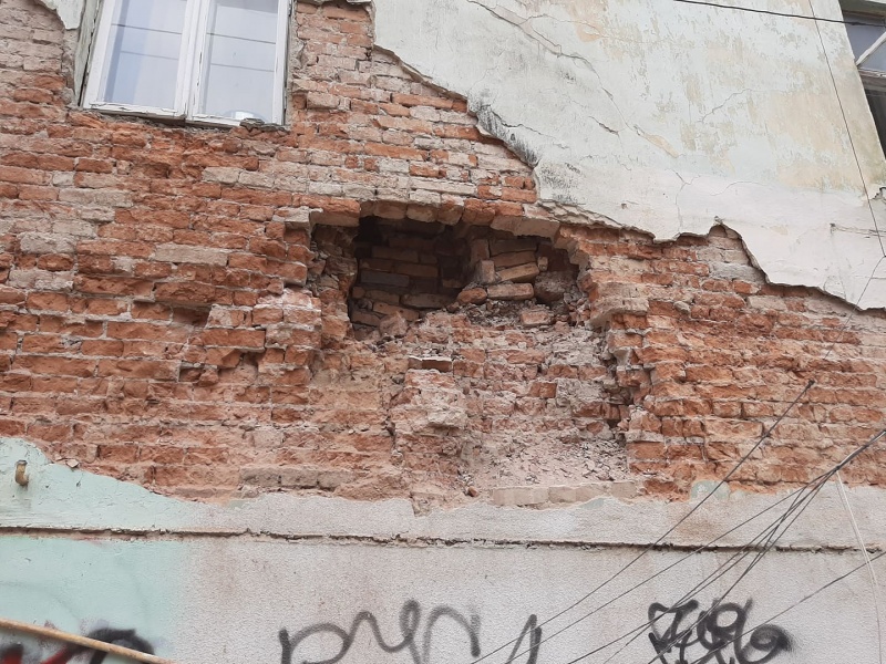 У Чернівцях, на центральній вулиці обвалилася стіна будинку (фото)