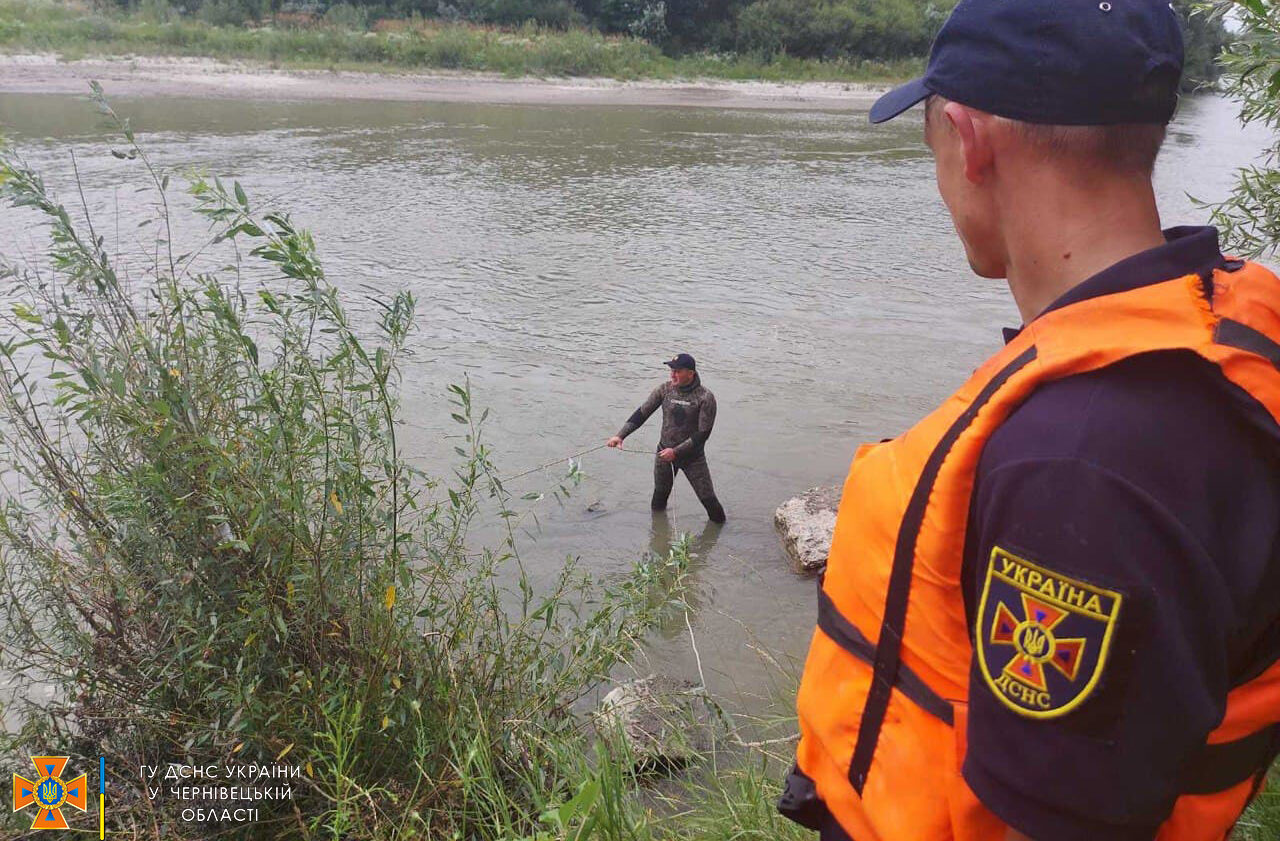 На Буковині рятувальники проводять пошуки двох людей, які втопилися