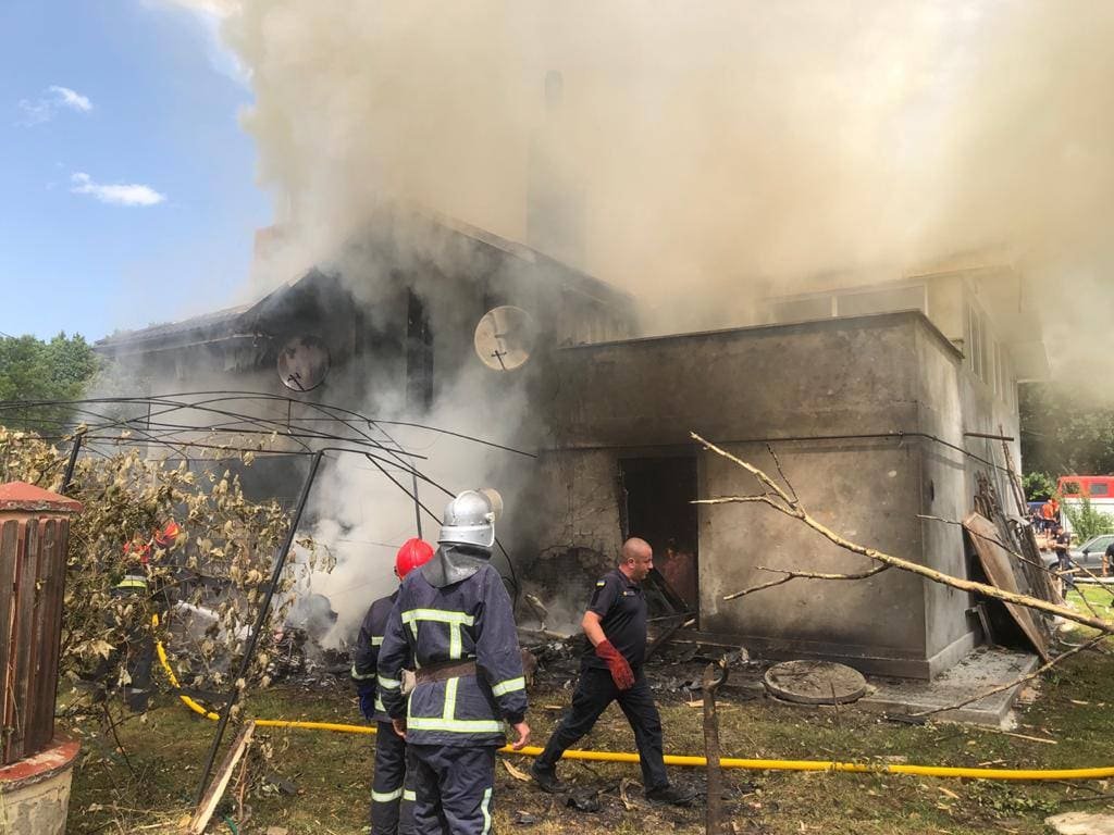 На Івано-Франківщині на будинок впав легкомоторний літак: загинули 4 людини