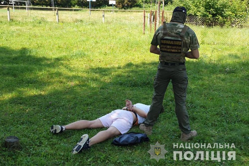 Поліція затримала екс-міліціонера з Буковини на збуті наркотиків