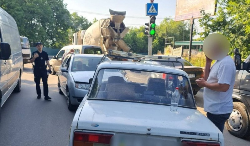 У Чернівцях на вулиці Винниченка потрійна ДТП: рух ускладнено