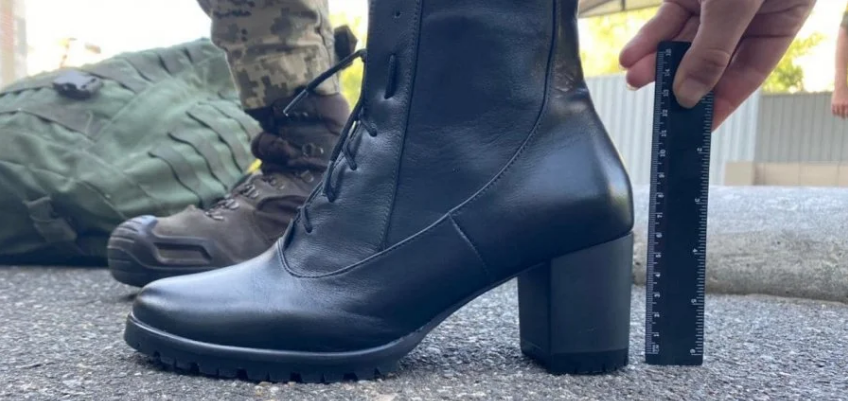 Міністр оборони розповів, яким буде нове парадне взуття військовослужбовиць
