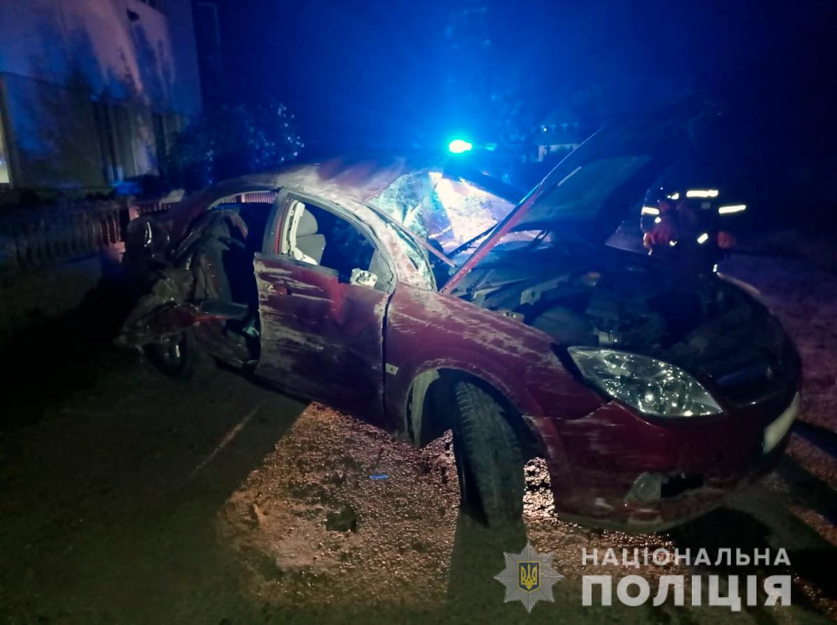 В’їхав у кам’яну огорожу: на Буковині на місці ДТП загинув водій легковика