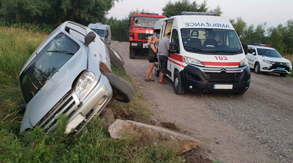 ДТП на Буковині: водій з’їхав у кювет і не міг вийти з машини