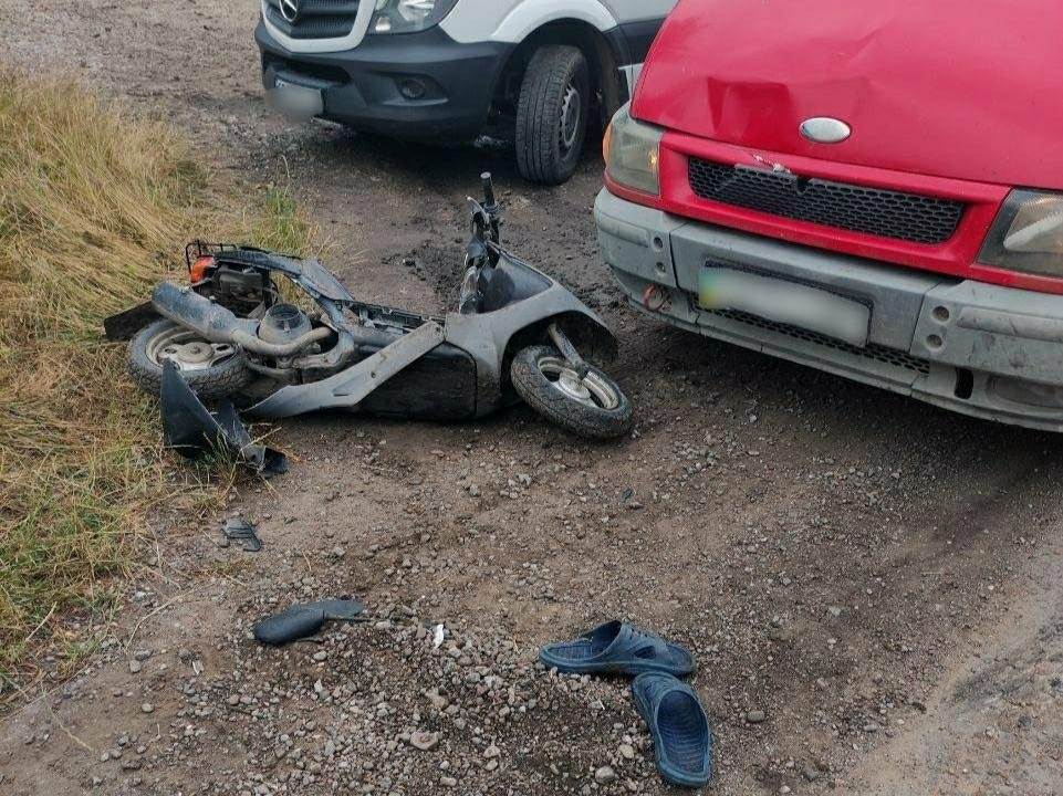 На Буковині постраждав неповнолітній водій мопеда: врізався в автомобіль