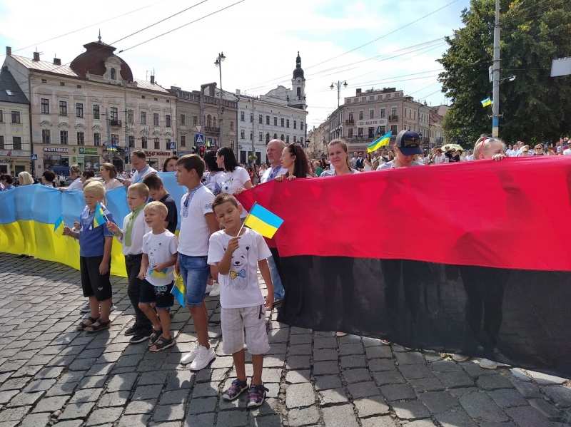 Урочисто пройшли по центру міста: чернівчани розгорнули 20-метрові прапори