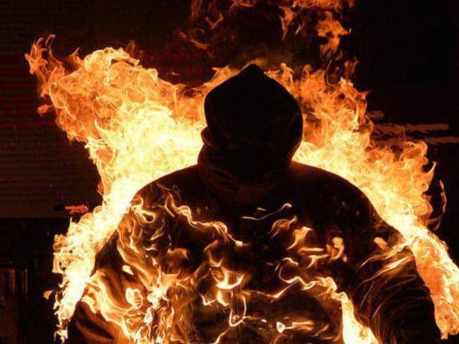Погасили люди, які стояли поруч: чоловік підпалив себе під час параду на Хрещатику