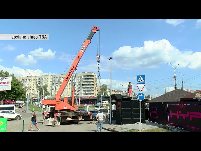 У Чернівцях перемістили 18-тонну брилу, яку підприємці самовільно встановили поблизу готелю “Турист”