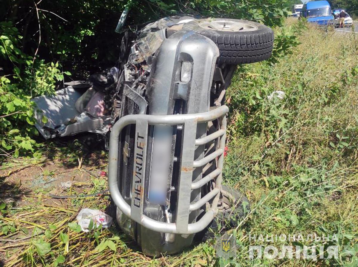 Водій загинув на місці: на Буковині перекинувся автомобіль