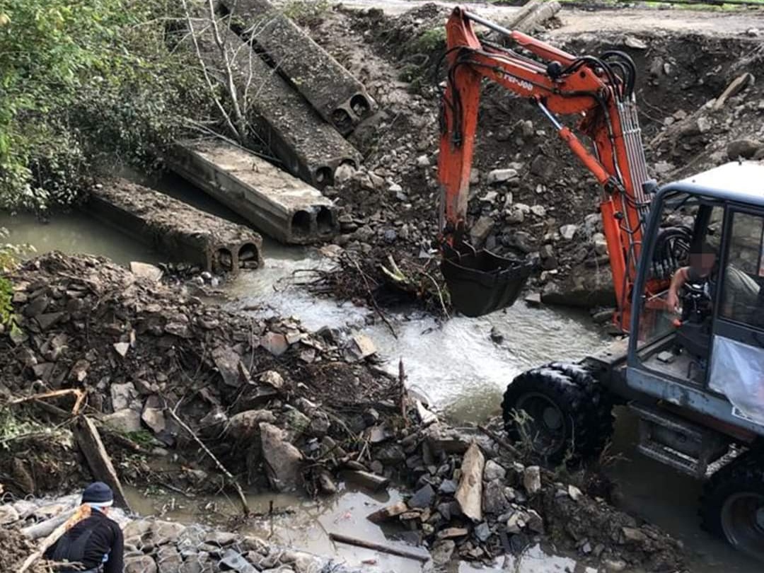 Не відремонтував дорогу після повені: буковинського посадовця підозрюють у розтраті