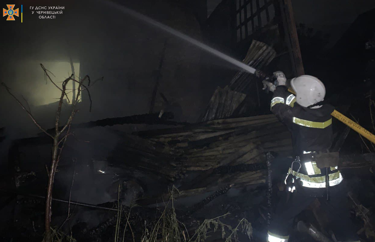 На Буковині за минулу добу рятувальники двічі рятували від знищення господарські будівлі