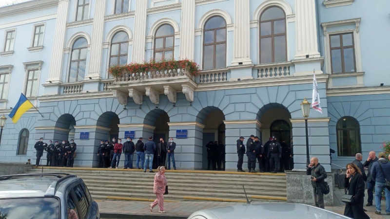 На сходах Чернівецької міської ради десятки правоохоронців