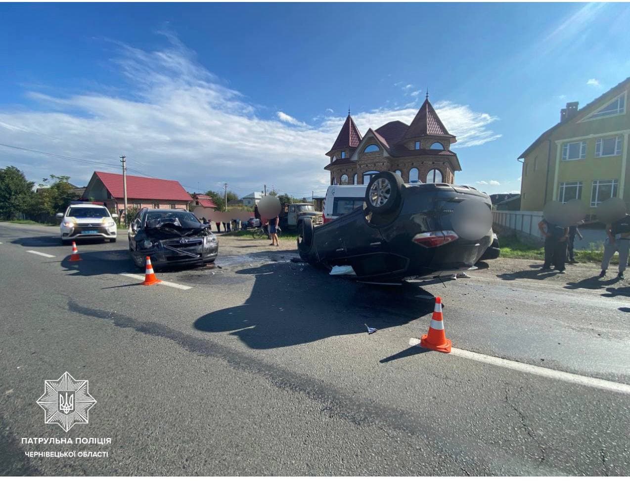 У Чернівецькій області внаслідок ДТП перекинулась автівка