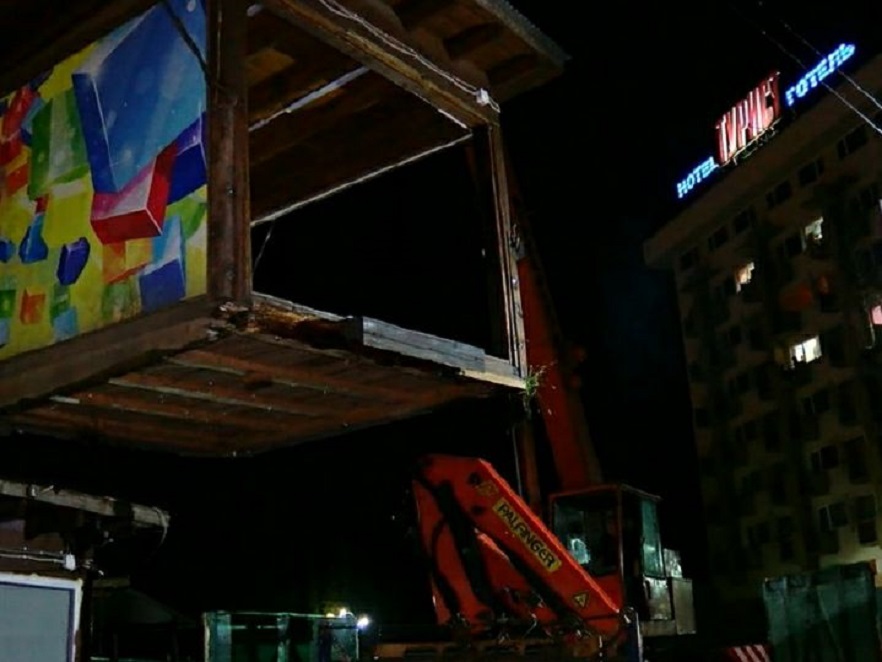 Вночі демонтували незаконні кіоски під “Туристом”: підприємців завчасно повідомили про знесення