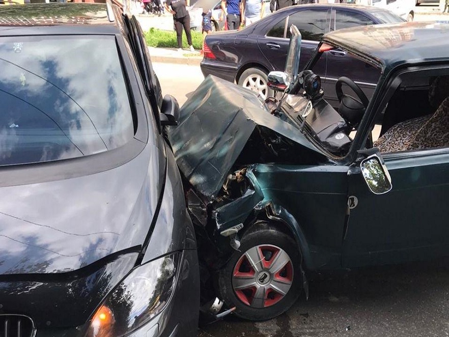 На Буковині зіткнулися дві автівки: внаслідок аварії травми отримав 13-річний пасажир