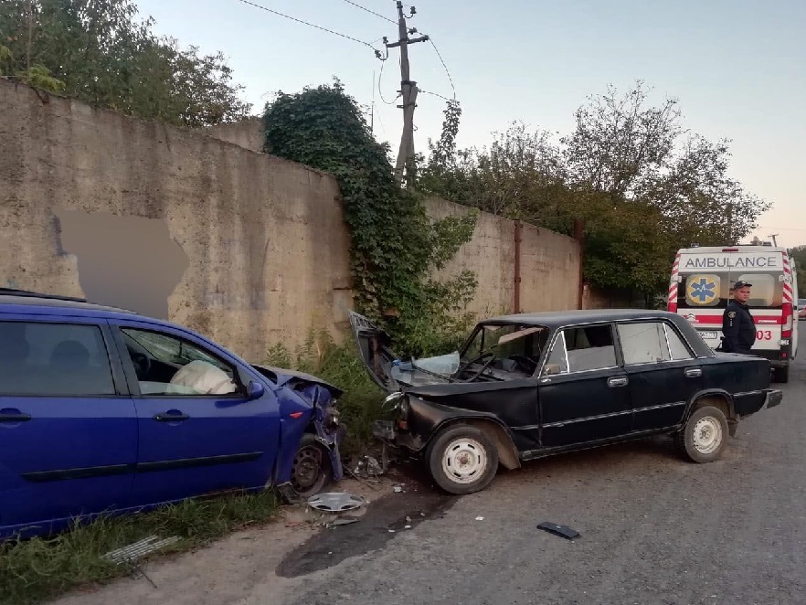На Буконі зіткнулися два легковики:   водій та пасажир “ВАЗу” отримали травми