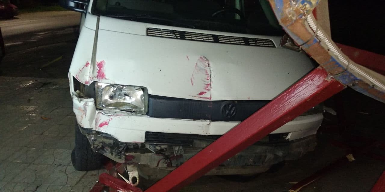 У Чернівцях нетверезий водій врізався в зупинку на Комарова: патрульні склали протокол