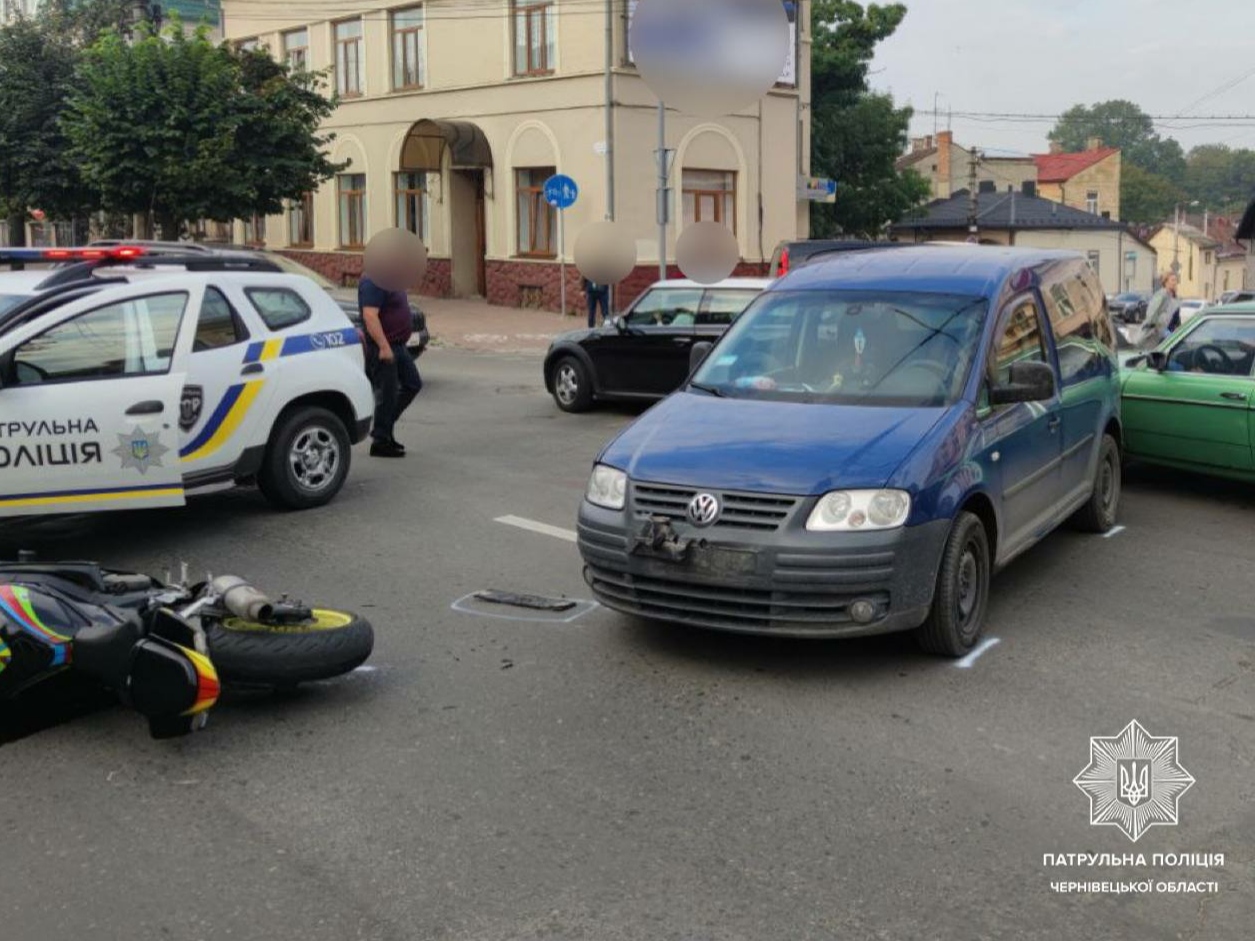 Не пропустив на дорозі: у Чернівцях зіткнулися легковик та мотоцикл