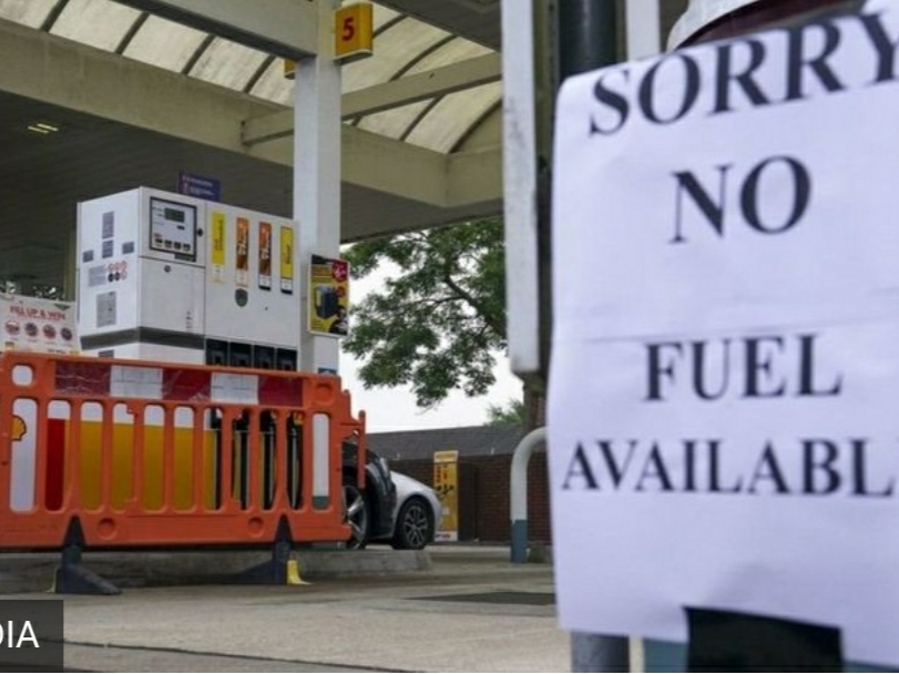 Шалений ажіотаж: у Британії люди стоять у чергах на бензин