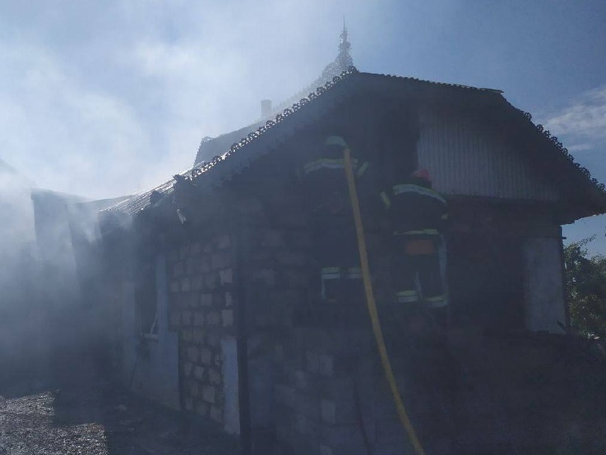 Пожежа у Чернівцях: доки чоловік гасив підвал, надихався чадним газом
