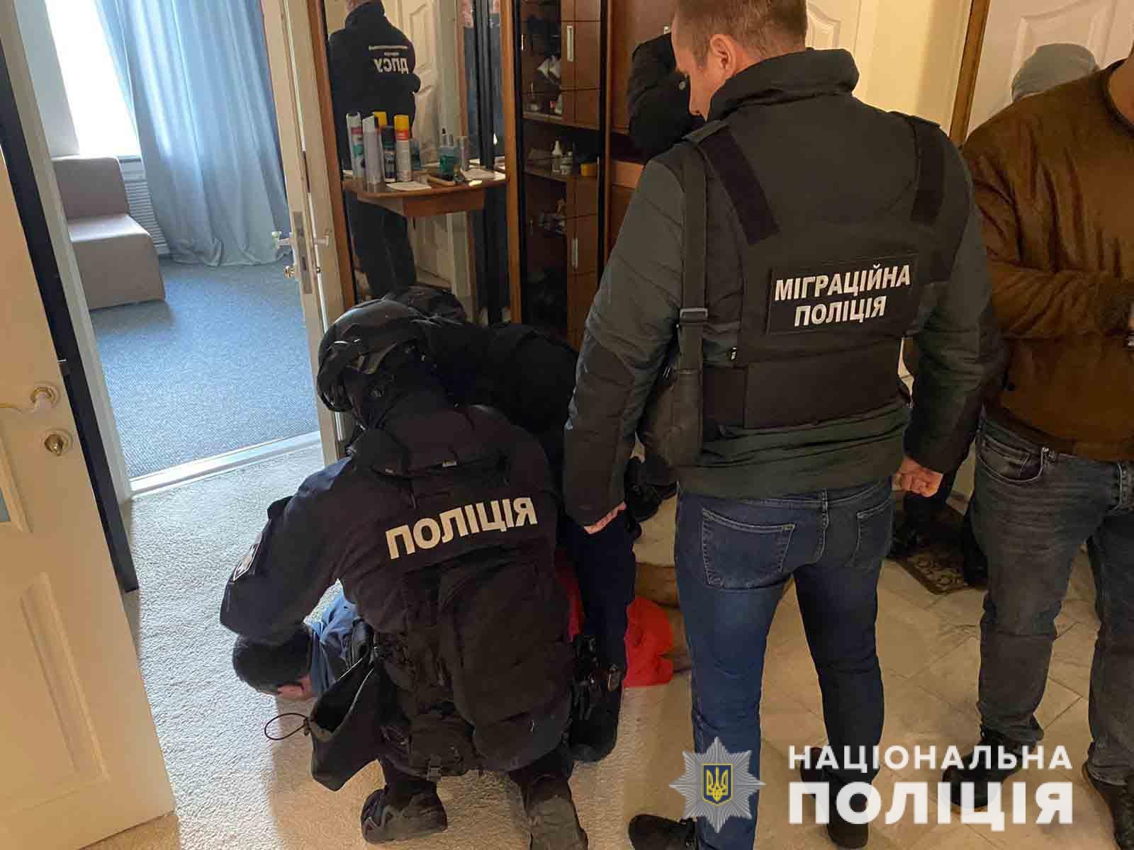 На Буковині правоохоронці викрили канал нелегальної міграції іноземних «студентів» до України