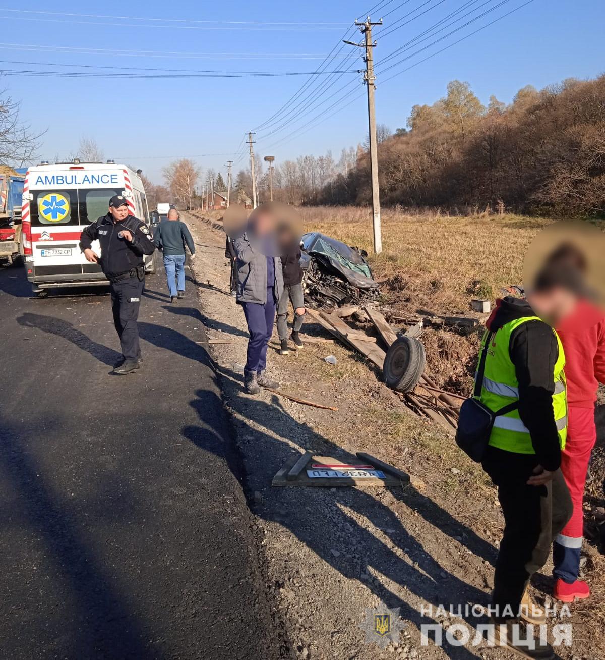Загинули водій та пасажир: на Буковині водій легковика врізався у мотоблок