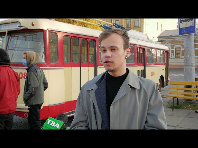 У Чернівцях обговорили роботу електротранспорту, рухаючись містом у відреставрованому тролейбусі