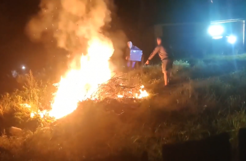На Буковині місцеві мешканці спалювали ящики з цигарками