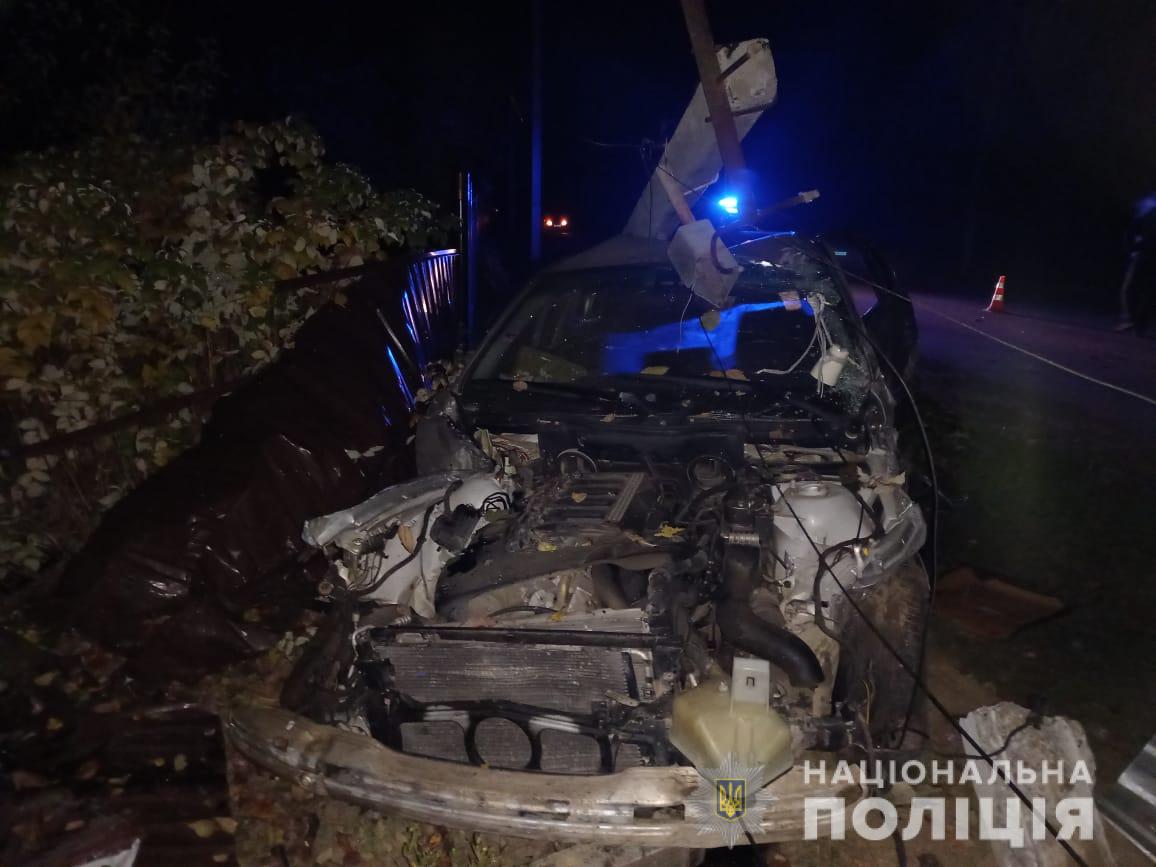 На Буковині автівка в’їхала в електроопору: постраждали двоє людей