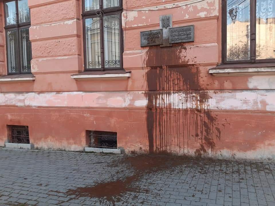 Невідомі вандали облили екскрементами Український народний дім у Чернівцях