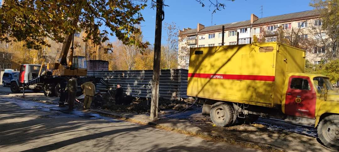 На вулиці Полетаєва лагодять прорив: де немає опалення