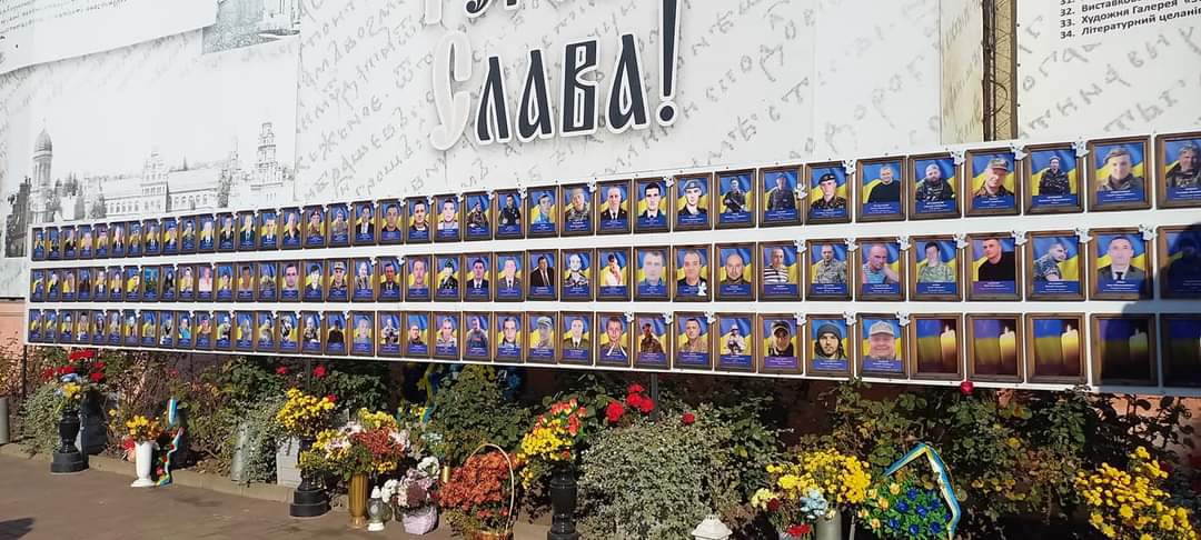 “Злочин проти національної пам’яті”: у Чернівцях невідомі вандали розбили портрети ветеранів
