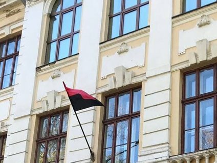 Чернівецьке управління освіти рекомендує вивішувати червоно-чорні прапори у школах