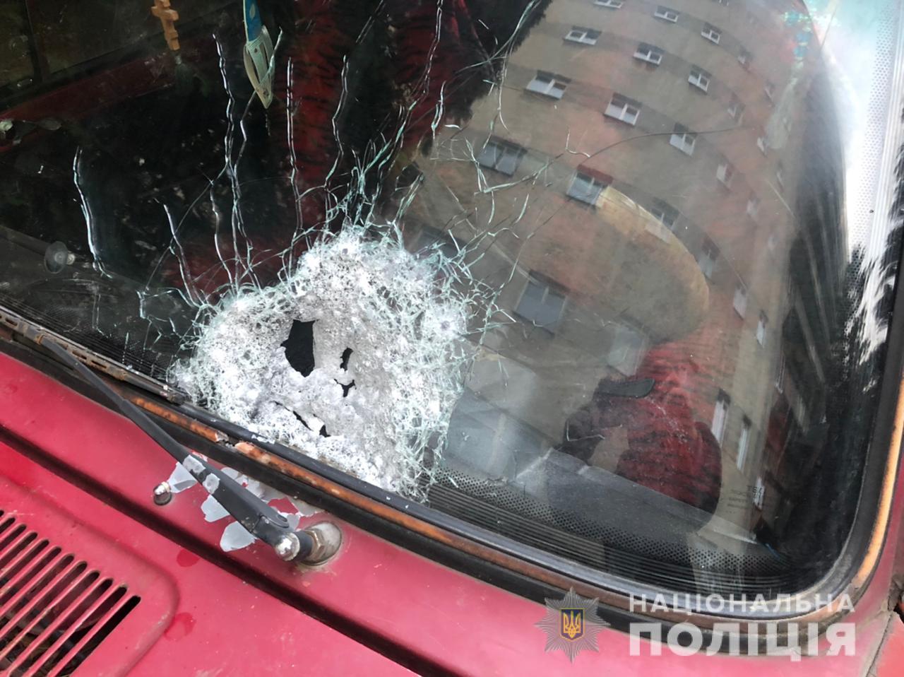 У Чернівцях обстріляли автівку з вогнепальної зброї: постраждали водій та пасажирка