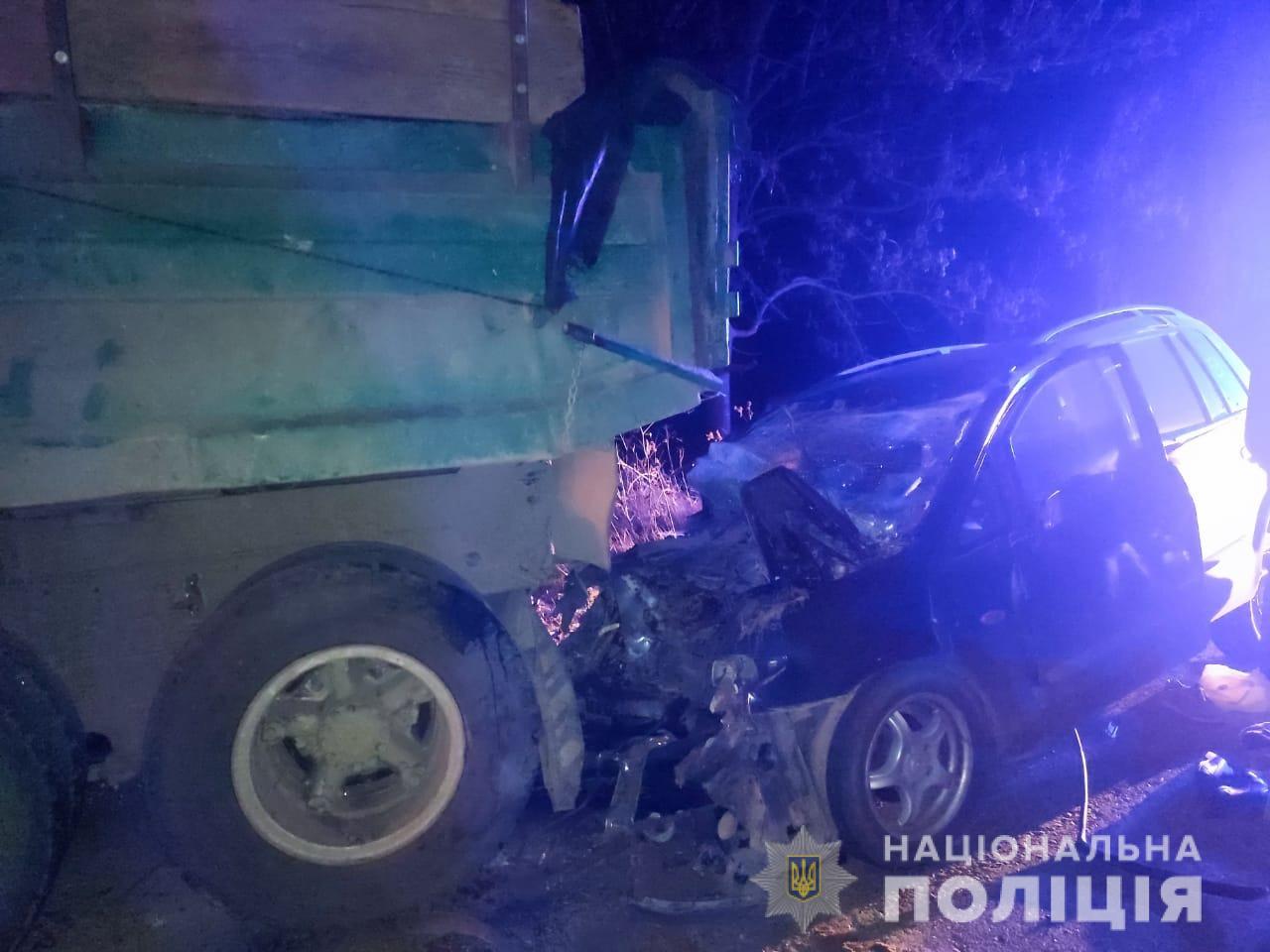 На Буковині легковик врізався в припарковану вантажівку: водій та пасажир загинули