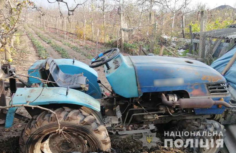 Намагалась врятувати чоловіка: на Буковині під трактором загинула жінка