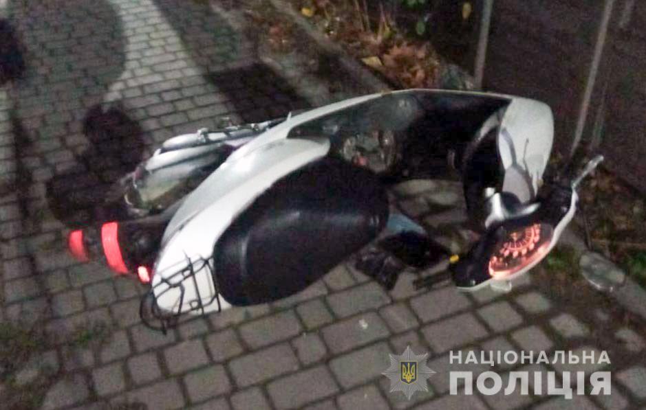 Водій загинув, пасажир в лікарні: на Буковині перекинувся мотоцикл