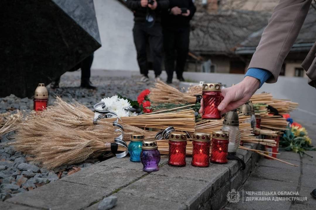 Поклали квіти, пшеничні колоски та лампадки: у Чернівцях вшанували пам’ять жертв Голодоморів