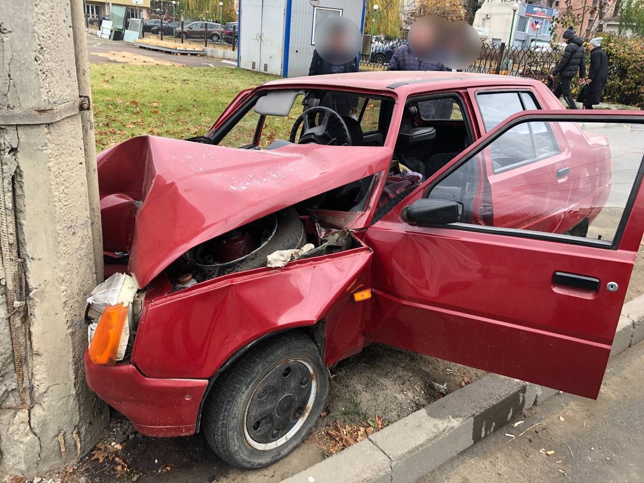 ДТП у Чернівцях: 72-річний водій колесом потрапив у люк