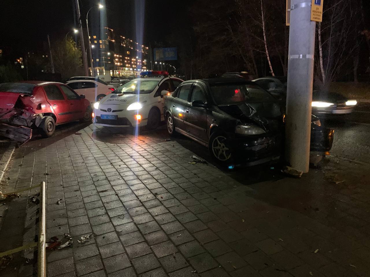Штовхнув припаркований автомобіль до електроопори: вночі у Чернівцях зіткнулися дві автівки