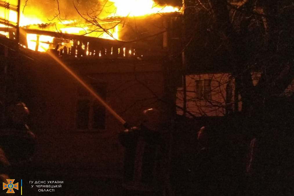 Про пожежу помітили очевидці: на Буковині згорів житловий будинок