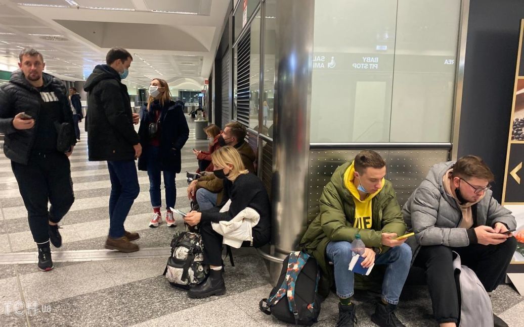 Перенесли авіарейс на 17 годин: сотні українців застрягли в італійському аеропорту