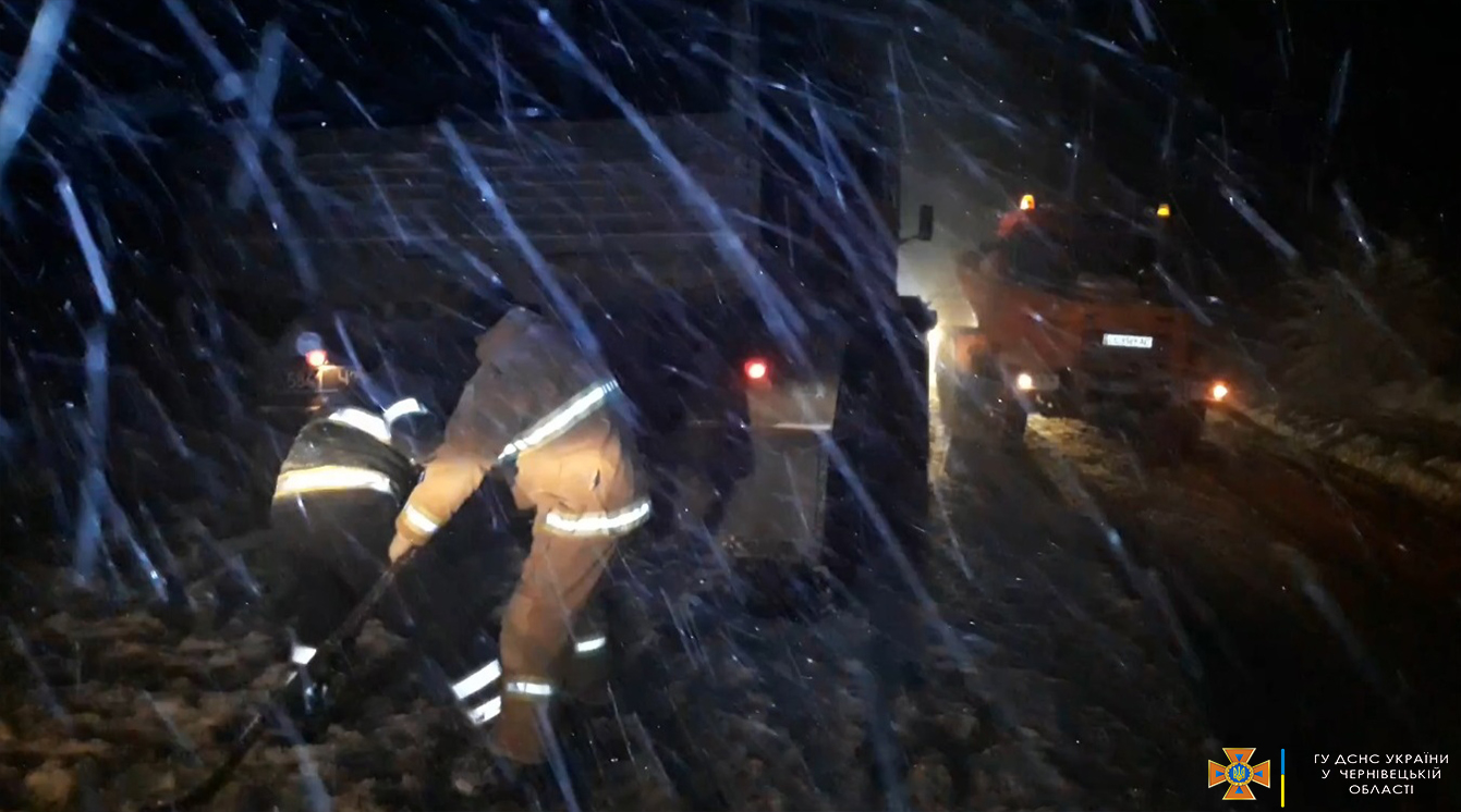 Негода на Буковині:   рятувальники відбуксирували вантажівки, що не могли самостійно рушити