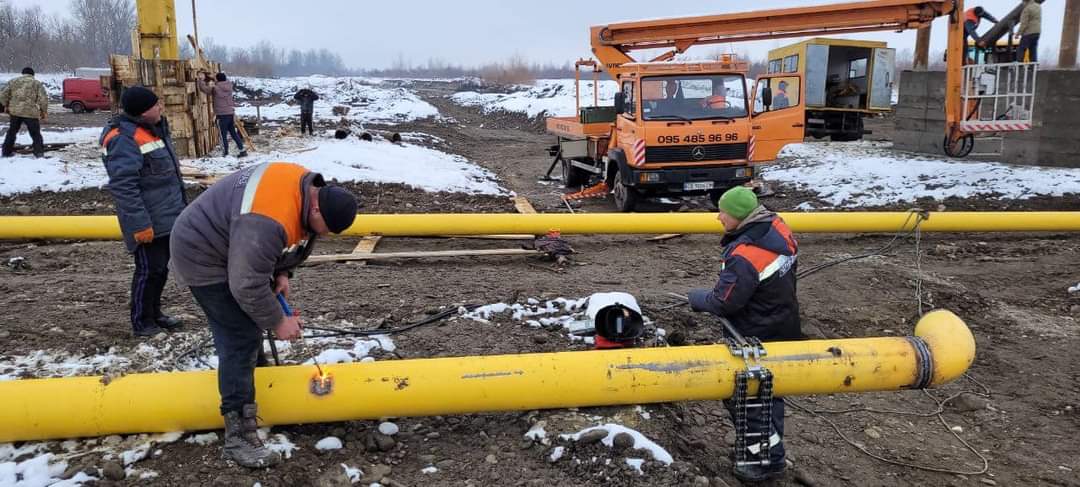 “Чернівцігаз” завершив підготовку до монтажу газопроводу Джурів-Банилів: очікують опору