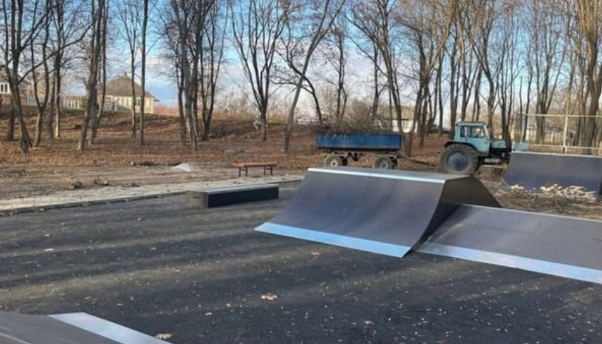Обновки на Буковині: у Хотині облаштували скейт-парк
