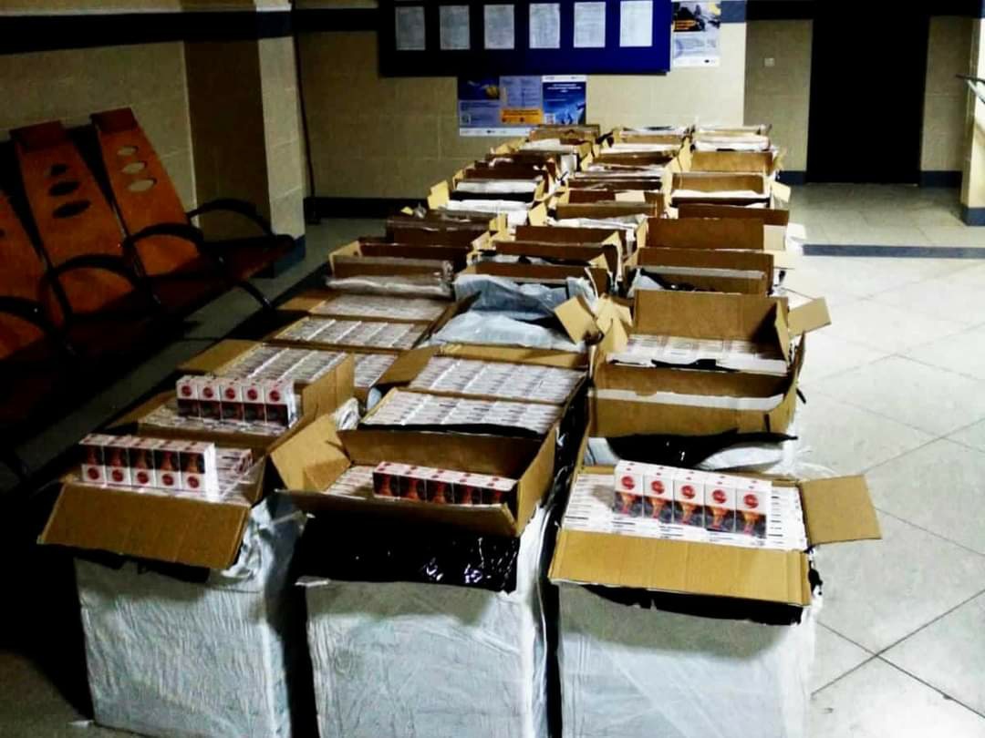 Буковинські митники зупинили переправу 30 тисяч пачок цигарок: контрабандисти вказали, що везуть ламінат