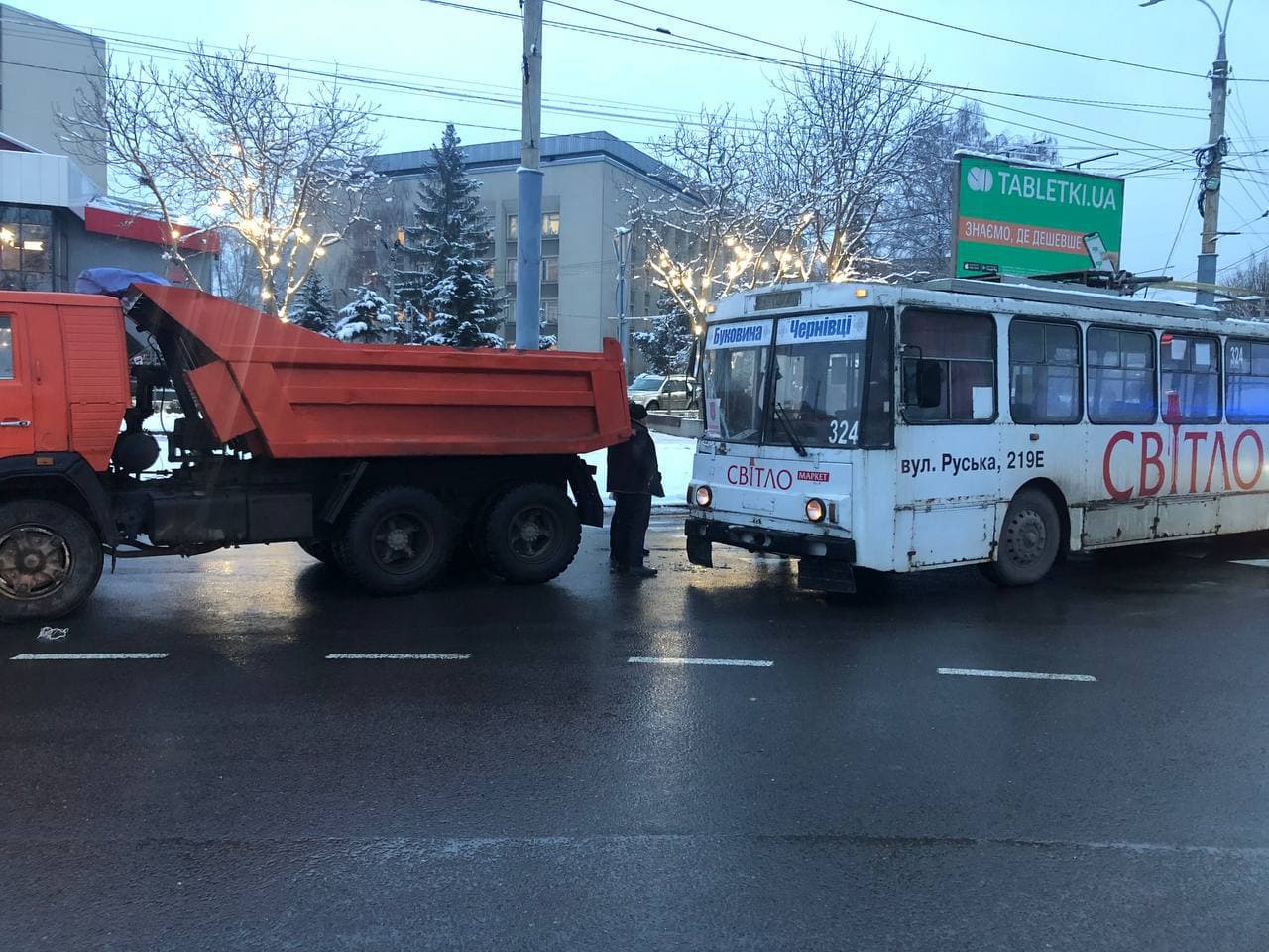 У Чернівцях на кільці вулиці Героїв Майдану ДТП: є ускладнення у русі