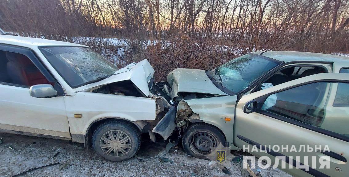 На Буковині зіткнулися 2 легкових автомобілі: кермувальники отримали травми